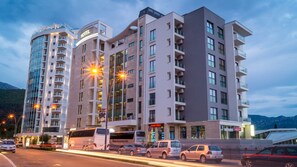 Fachada de la propiedad por la tarde o noche