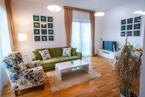 Premium-Apartment, 2 Schlafzimmer, Sauna | Wohnbereich | LCD-Fernseher