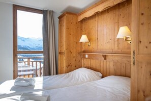 6 bedrooms, WiFi, bed sheets - Wifi, 150m from shops, swimming pool, sauna, hammam, balcony, fireplace or stove, tv, ski locker (La Rosière Montvalezan)