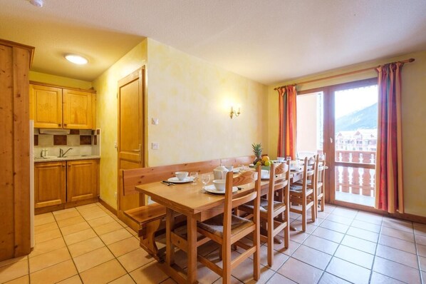 Dining - Wifi, 200m from ski slopes, fitness, sauna, balcony, parking, tv, ski locker, 72m², Val Cenis (Lanslevillard)