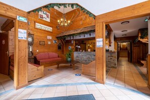 Lobby - Wifi, 200m from ski slopes, fitness, sauna, balcony, parking, tv, ski locker, 72m², Val Cenis (Lanslevillard)