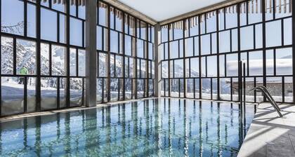 Wifi, pied des pistes de ski, piscine, sauna, hammam, balcon, cheminĂ©e ou poĂȘle Ă bois, tĂ©lĂ©vision