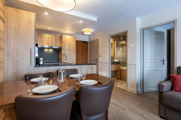 Dining - Wifi, 200m from resort center, fitness, swimming pool, sauna, balcony, tv, ski locker, 37m² (La Plagne)