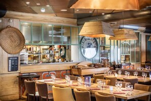 Dining - Wifi, 50m from ski slopes, fitness, swimming pool, sauna, balcony, tv, ski locker, 37m², La Plagne (La Plagne)