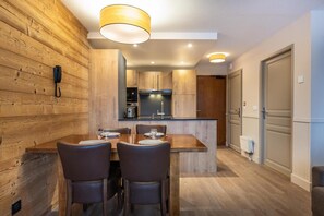 Dining - Wifi, 200m from resort center, fitness, swimming pool, sauna, balcony, tv, ski locker, 37m² (La Plagne)