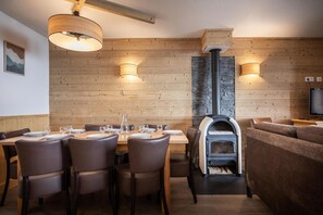 Dining - Wifi, 100m from resort center, fitness, swimming pool, sauna, hammam, balcony, fireplace or stove (Val Thorens)