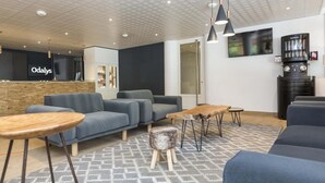 A modern lounge area with sofas, tables, and a coffee station. - Wifi, ski-in/ski-out & foot of the slopes, swimming pool, parking, tv, ski locker, 32m² (Saint-Sorlin-d'Arves)