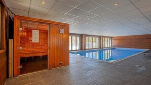 Ein Hallenbad mit Holzwänden und gefliestem Boden.