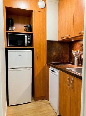 KĂŒhlschrank, Ofen, GeschirrspĂŒler, Wasserkocher mit Kaffee-/Teezubehör