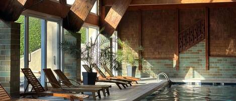 Innendørsbasseng og et oppvarmet basseng