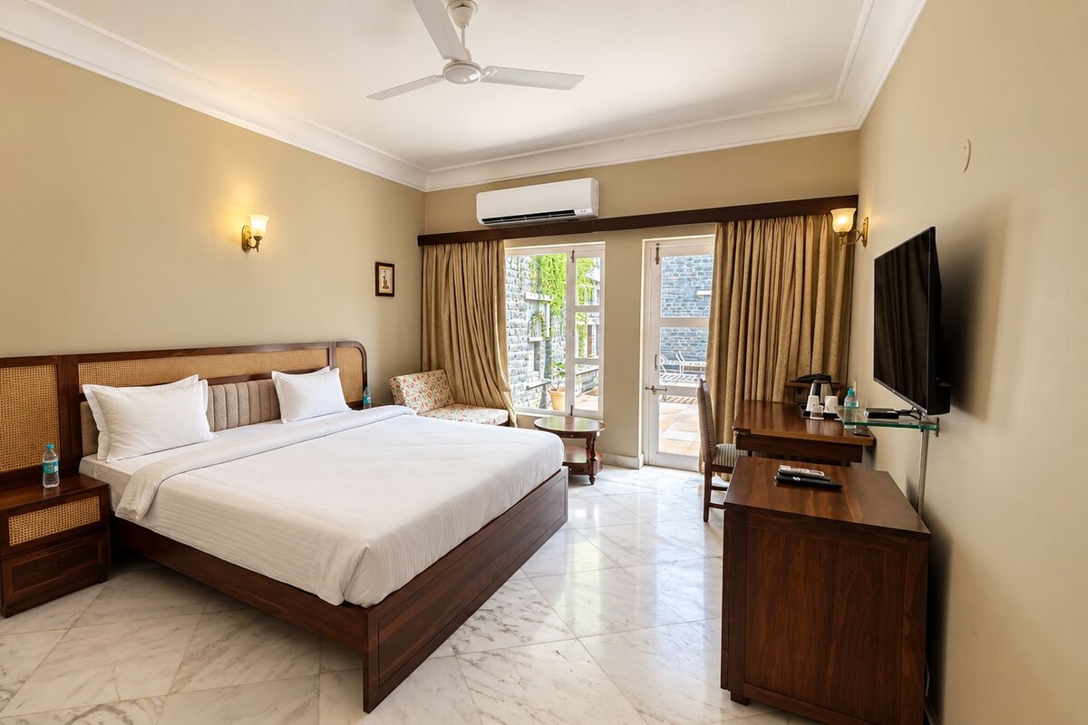 Premium Family Room With Plunge Pool | Roupa de cama