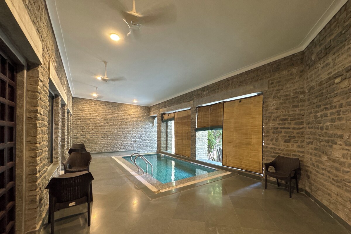 Superior Room With Shared Pool | Ropa de cama 