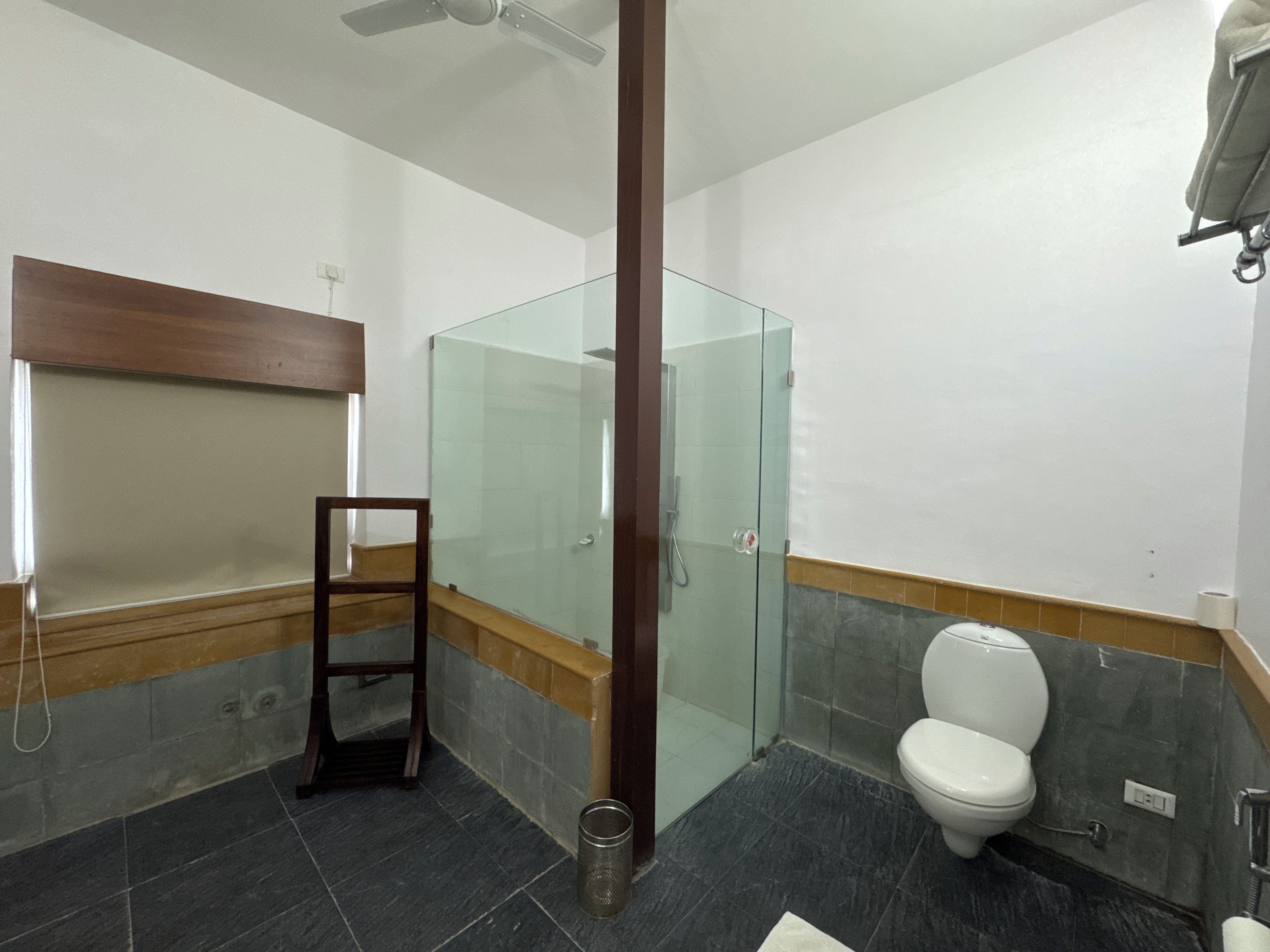 Presidential Suite with Open Jacuzzi | Baño | Ducha, cabezal de ducha con hidromasaje, toallas y jabón