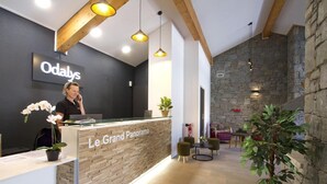A reception area with a stone wall, wooden beams, and hanging pendant lights. - Chalet, wifi, swimming pool, terrace, balcony, tv, ski locker, 45m², Valmeinier (Valmeinier)