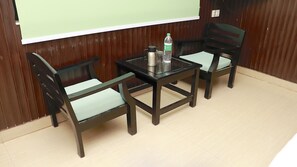 Quarto superior | Área de estar | TV LCD 32 polegadas com canais digitais, TV, mesa de pingue-pongue