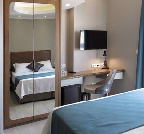 Deluxe Double Room, 1 Queen Bed, Sea View | Premium bedding, minibar, in-room safe, desk - Galatahan Hotel (Istanbul)
