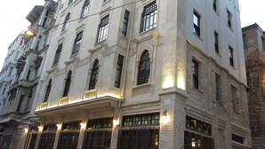 Un edificio de varios pisos con amplias ventanas y una entrada destacada.