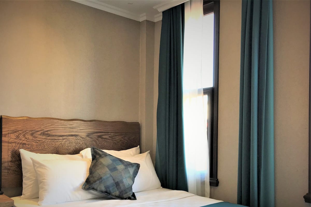 Luxe beddengoed, een minibar, een kluis op de kamer, een bureau