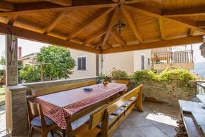 Outdoor dining - ArtApArt D with a beautiful seaview for 5 persons in Rabac (Rabac)