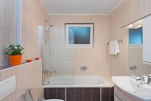 Haartrockner, Handtücher, Seife, Toilettenpapier