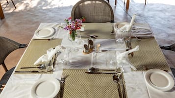 حيث تُقدم وجبات الإفطار، الغداء، العشاء، خيارت الطبخ المحلي والعالمي