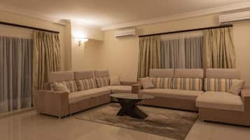 جناح فاخر | غرفة المعيشة | تلفزيون ذكي بحجم 45-بوصة يعرض قنوات تلفزيونية رقمية، تلفزيون