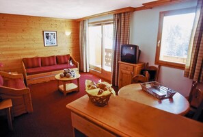 Living area - 300m from ski slopes, fitness, swimming pool, sauna, hammam, terrace, balcony, tv, ski locker, 45m² (La Plagne)