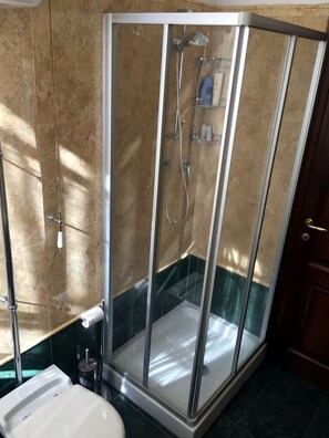 Shower, hair dryer, bidet, towels - Apartment in Tuscania (Tuscania)