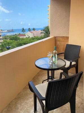 Outdoor dining - Avisa Stays. A hidden gem. Luxury beach living.  (Ocho Rios)