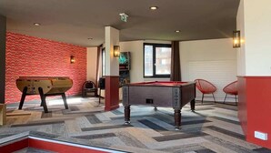 A billiards room with a pool table, a foosball table, and red chairs. - 300m from resort center, tv, ski locker, 16m², Val Thorens (Val Thorens)