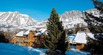 Chalet, wifi, ski-in/ski-out & foot of the slopes, fitness, swimming pool, terrace, balcony, parking