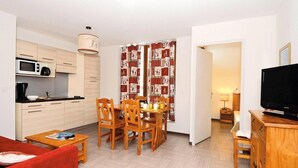 A compact living space with a kitchenette, dining area, and a TV. - Fitness, swimming pool, tv, ski locker, 23m², Vars (Vars)