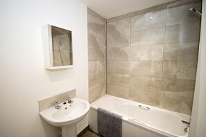 Combined shower/tub, towels