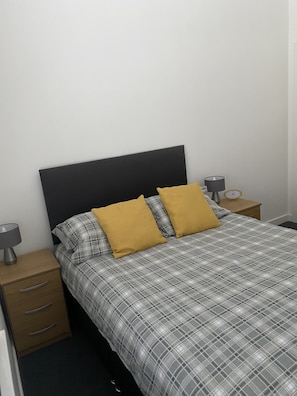 2 bedrooms, free WiFi, bed sheets - Pretty Properties Grange House Apartment 2 (Darlington)