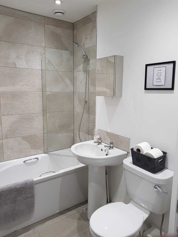 Apartment | Bathroom | Combined shower/tub, towels