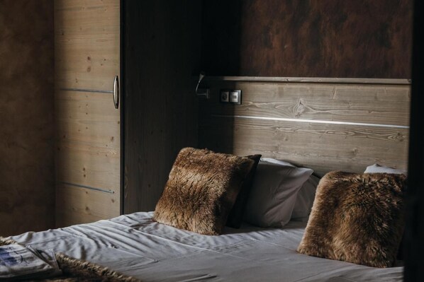 5 bedrooms, WiFi, bed sheets