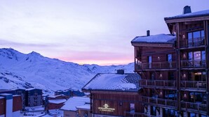A snow-covered mountain town with a prominent building labeled "Les Balcons Platinum." - Wifi, 100m from ski slopes, fitness, swimming pool, sauna, hammam, balcony, fireplace or stove, tv (Val Thorens)