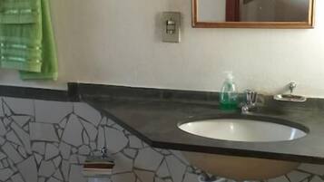 Chuveiro, toalhas de banho