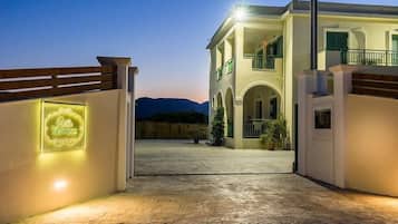 Fassade der Unterkunft – Abend/Nacht