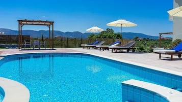 Außenpool (je nach Saison geöffnet), Sonnenschirme, Liegestühle