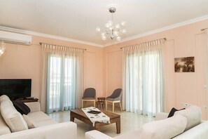Villa familiare, piscina privata | Soggiorno | TV a schermo piatto