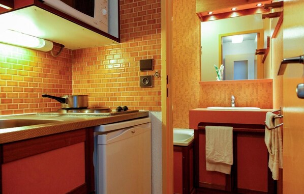 Réfrigérateur, four à micro-ondes