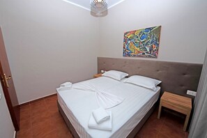 Suite familiar, 2 habitaciones, balcón, vistas al mar | Caja fuerte, escritorio, cortinas opacas y sistema de insonorización