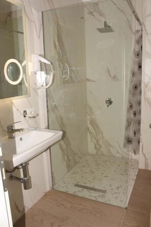 Quarto quádruplo standard, sacada, vista para o mar | Banheiro | Chuveiro, produtos de toalete grátis, secador de cabelo, chinelos