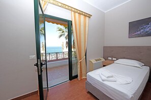 家庭套房, 2 间卧室, 阳台, 海景 | 客房内保险箱、办公桌、遮光窗帘、隔音