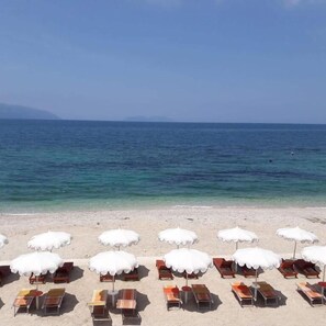 En privat strand, liggestole, parasoller