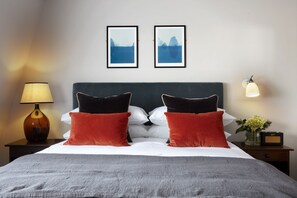 Egyptian cotton sheets, premium bedding, down comforters - The Hero of Maida (London)