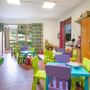 Children can play and learn in this well-equipped room with large windows offering a view of the outdoors.