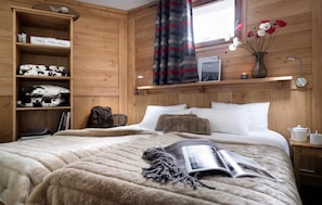3 bedrooms, free WiFi, bed sheets, wheelchair access