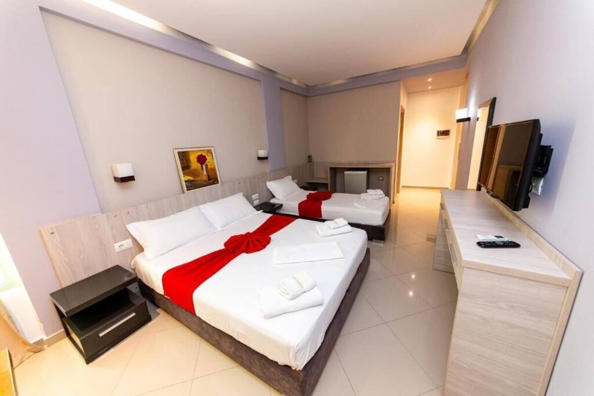 Desk, soundproofing, free cots/infant beds, free WiFi